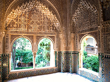 Ornements et calligraphie dans l'architecture islamique